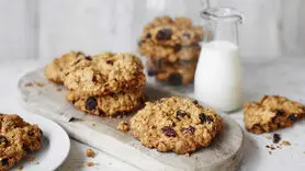 طرز تهیه خانگی کوکی رژیمی با گردو و کشمش 
