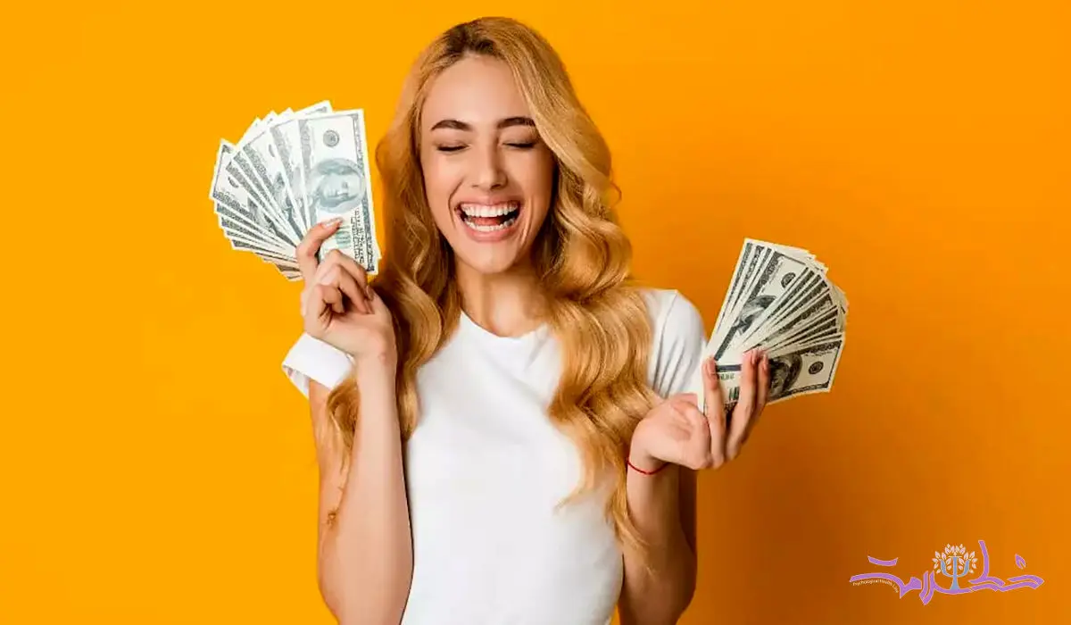 رابطه پول با خوشبختی چیست؟+ چگونه درآمد نوع شادی شما را تعیین می کند؟