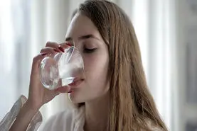 آیا نوشیدن آب زیاد خشکی پوست را رفع می کند؟