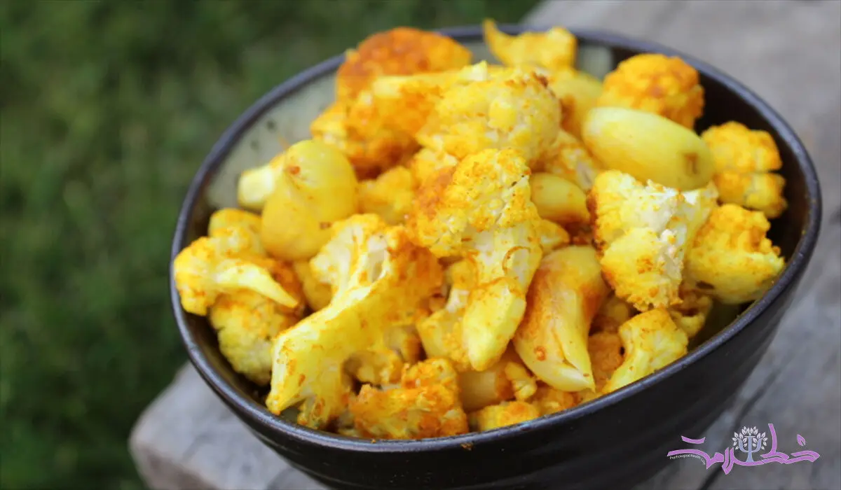 طرز تهیه گل کلم و سیر تفت داده شده با زردچوبه