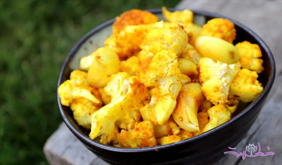 طرز تهیه گل کلم و سیر تفت داده شده با زردچوبه
