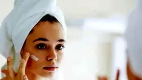 بعد از ماسک ورقه‌ای صورت را بشوییم یا نه؟ نکات طلایی مراقبت از پوست