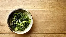 طرز تهیه سالاد کاهو دریایی با سس سویا و زنجبیل