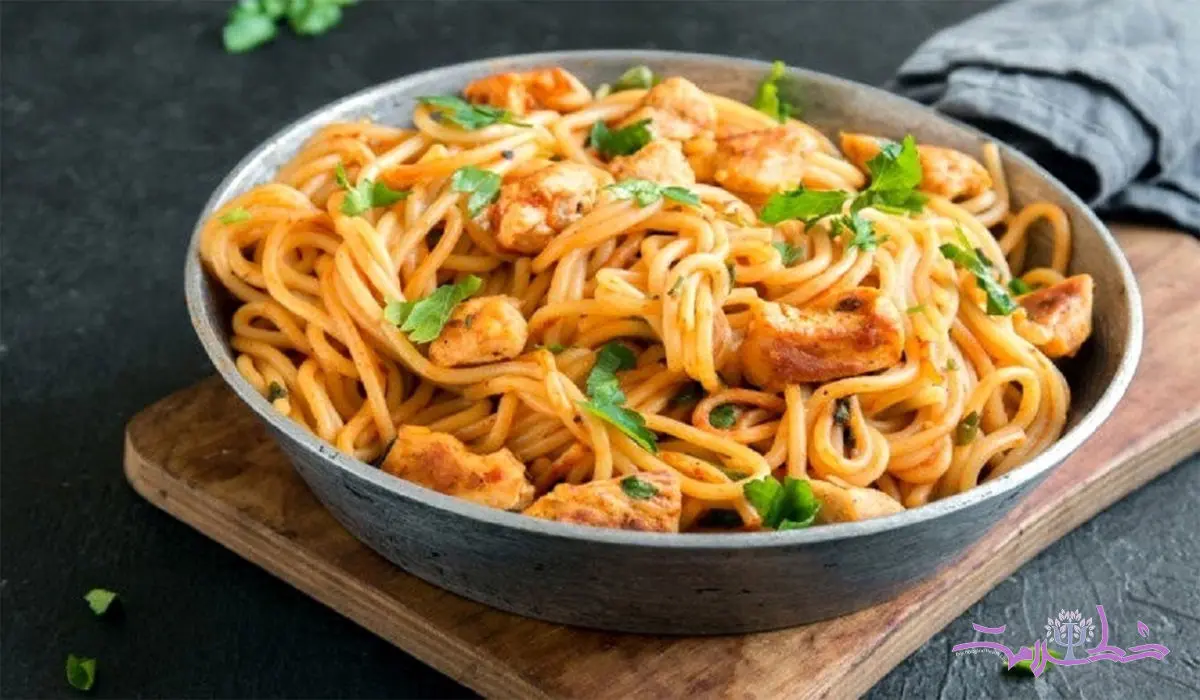 اسپاگتی پنیری با طعم مرغ و جعفری / این شام فوری را از دست ندهید