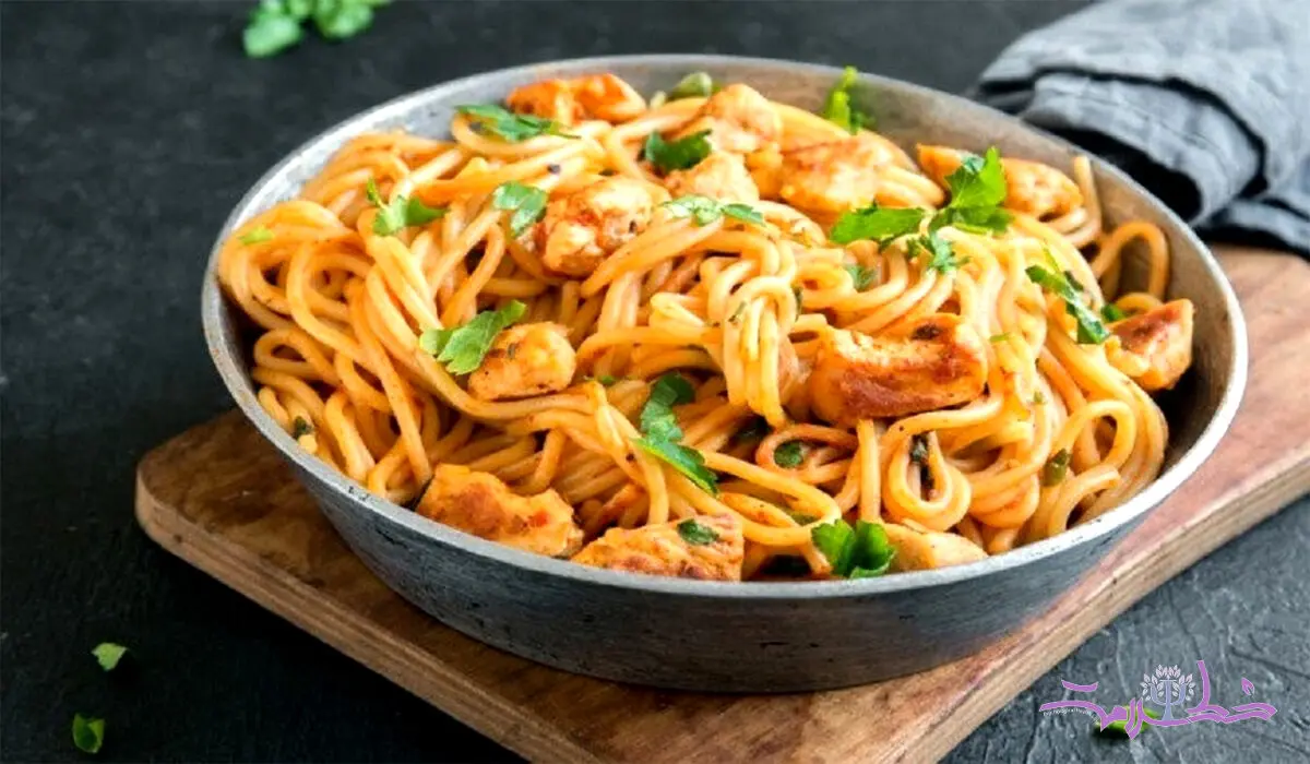 اسپاگتی پنیری با طعم مرغ و جعفری / این شام فوری را از دست ندهید