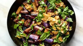 طرز تهیه بادمجان ترش و شیرین با چیپس سیر/ عصرانه ای متفاوت