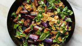 طرز تهیه بادمجان ترش و شیرین با چیپس سیر/ عصرانه ای متفاوت