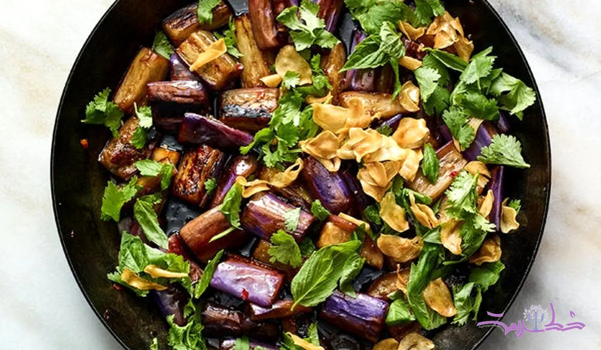 طرز تهیه بادمجان ترش و شیرین با چیپس سیر/ عصرانه ای متفاوت