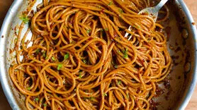 فیلم/ طرز تهیه فوری پاستا با سس چیلی به سبک ایتالیایی + ارزان و بدون گوشت