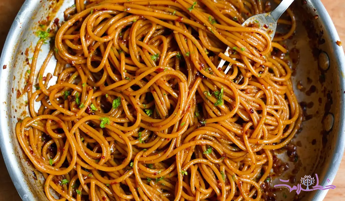 فیلم/ طرز تهیه فوری پاستا با سس چیلی به سبک ایتالیایی + ارزان و بدون گوشت