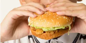 سریع غذا خوردن این خطرات را به دنبال دارد