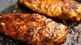 طرز پخت یک غذای یونانی جذاب با سینه مرغ به روش آشپزی کره‌ای + فیلم