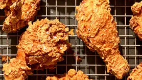 فیلم/ طرز تهیه مرغ سوخاری لقمه ای به شیوه جدید/شام فوری