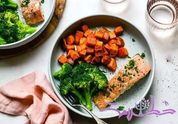 ناهار ضد افسردگی : طرز تهیه کاسه سالمون با سیب زمینی شیرین و بروکلی