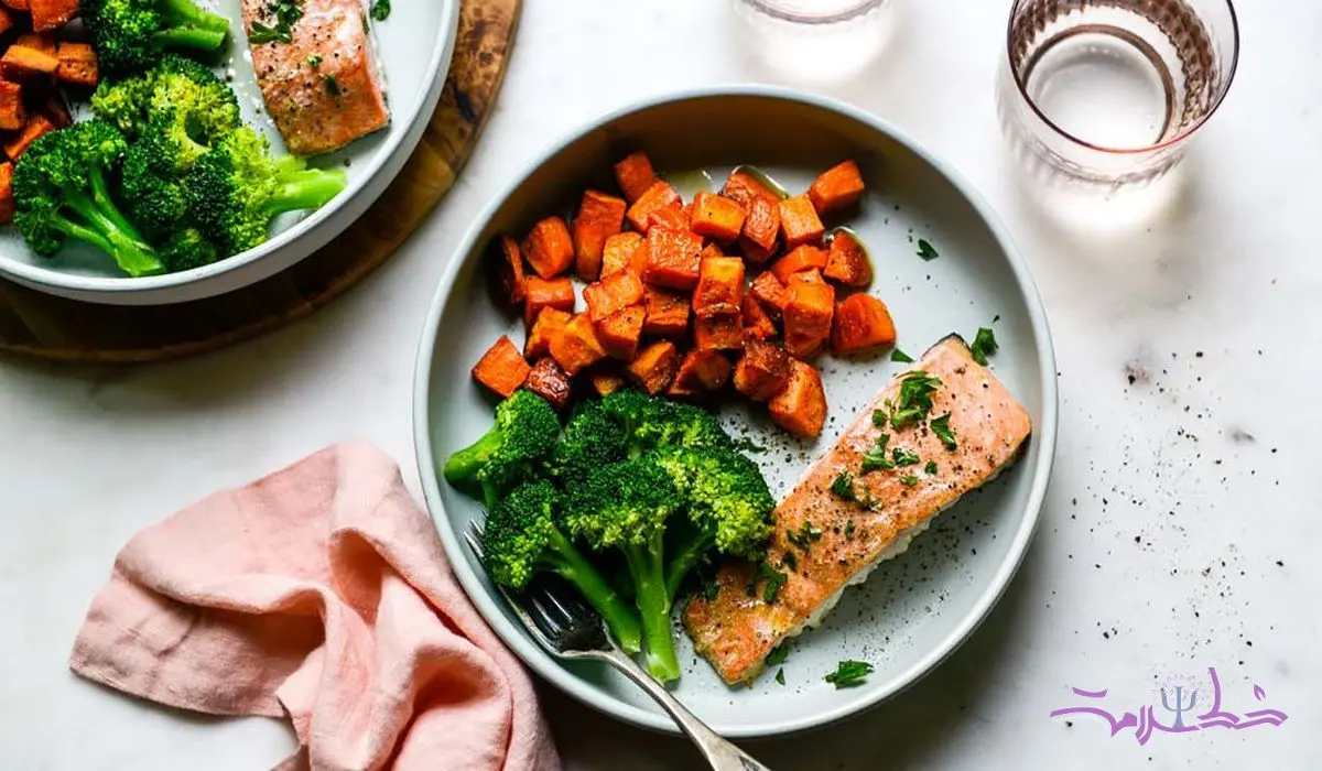 ناهار ضد افسردگی : طرز تهیه کاسه سالمون با سیب زمینی شیرین و بروکلی