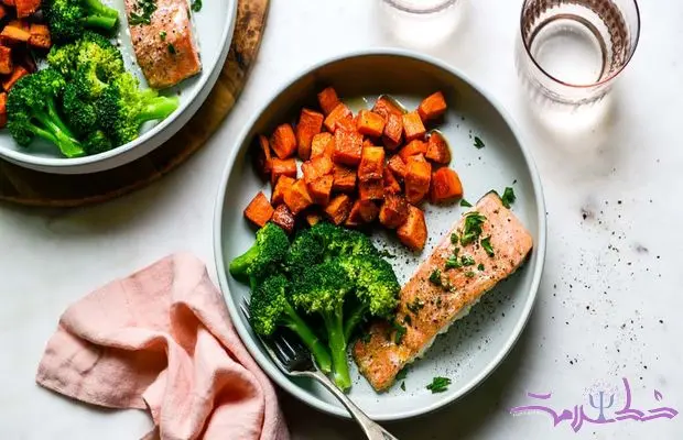 ناهار ضد افسردگی : طرز تهیه کاسه سالمون با سیب زمینی شیرین و بروکلی