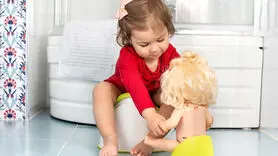 چه زمانی عجله در آموزش توالت رفتن به روان کودک آسیب می زند؟