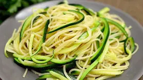 فیلم/ طرز تهیه فوری اسپاگتی با کدو سبز خوشمزه و متفاوت + ارزان و بدون گوشت