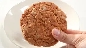فیلم/ طرز تهیه کوکی بادام زمینی فوری و ساده