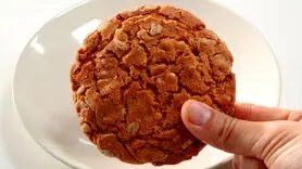فیلم/ طرز تهیه کوکی بادام زمینی فوری و ساده