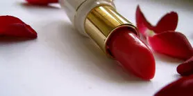 روانشناسی رژ لب قرمز + زنانی که رژ لب قرمز می زنند چه ویژگی شخصیتی دارند؟