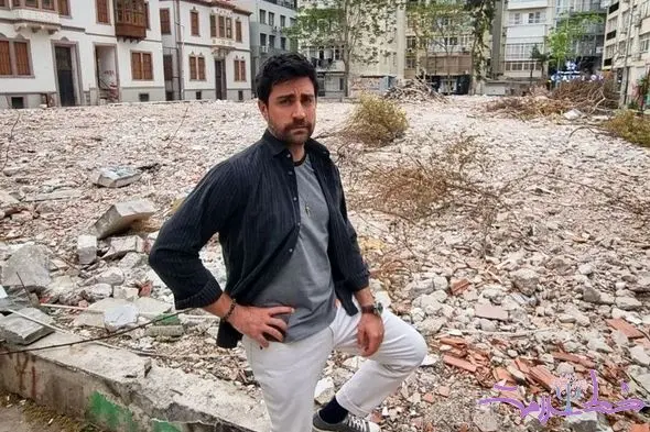 بازیگر مشهور ترکیه مدرسه را با خاک یکسان کرد / همیشه کتک می خوردم + عکس