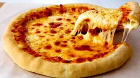 فیلم/ طرز تهیه پیتزا پنیری به سبک امریکایی + فوری و خوشمزه و متفاوت