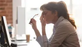 ۸ رفتار کوچک که نشان می‌دهند درگیر اضطراب هستید