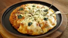 فیلم/طرز تهیه پیتزای برنج ژاپنی + بدون نیاز به فر و فوری