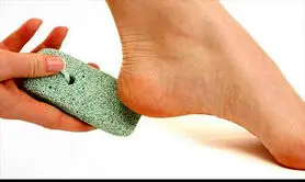 این افراد وقتی حمام می روند نباید از سنگ پا استفاده کنند!
