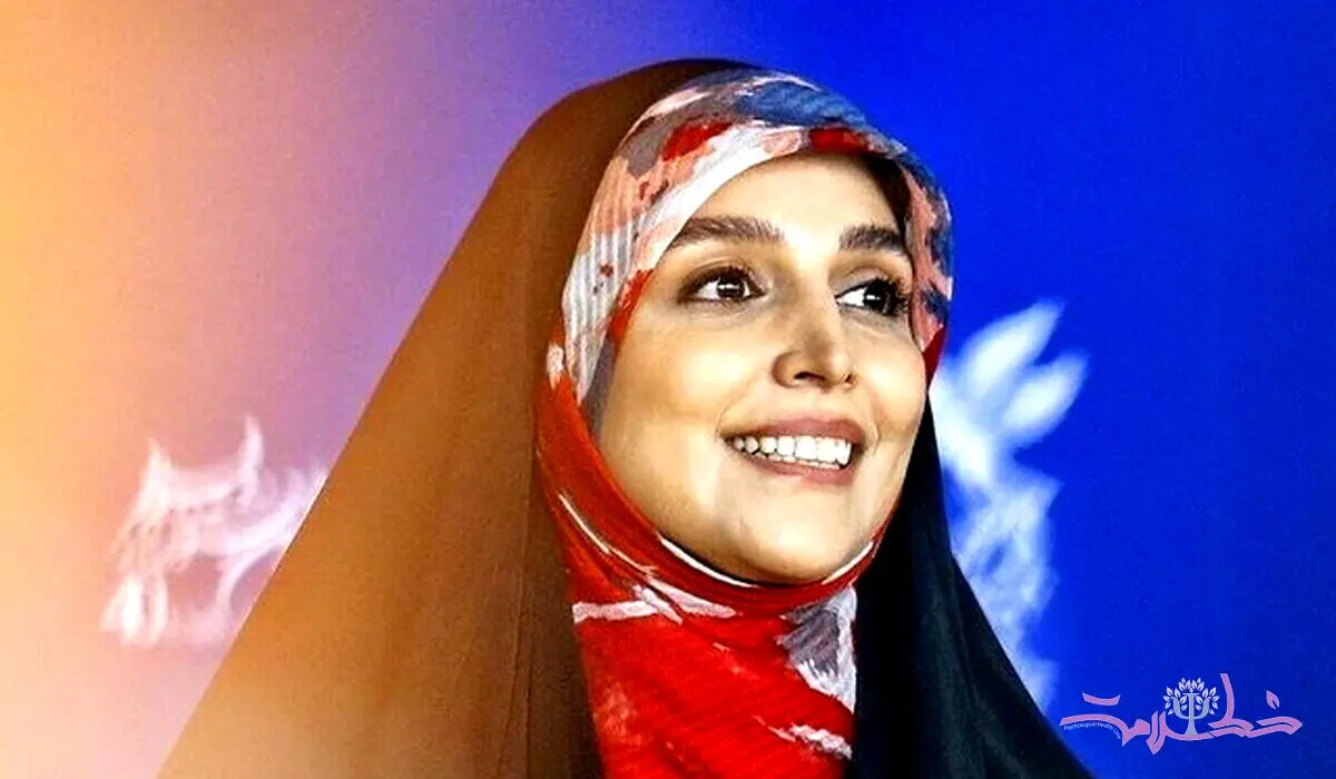 مجری محجبه و سرشناس تلویزیون در چین چه می کند؟| پیام معنی‌دار خانم مجری از روی دیوار چین