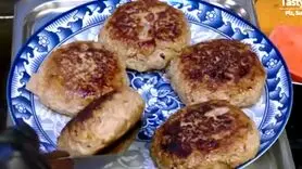 تماشای پخت غذاهای خیابانی در سئول؛ از کوفته‌های غول‌پیکر تا برگر و استیک آبدار  + فیلم 