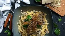  طرز تهیه مرغ با سس قارچ و پاستای سبوس‌دار برای افرادی که دچار بی خوابی اند / آشپزی ملل