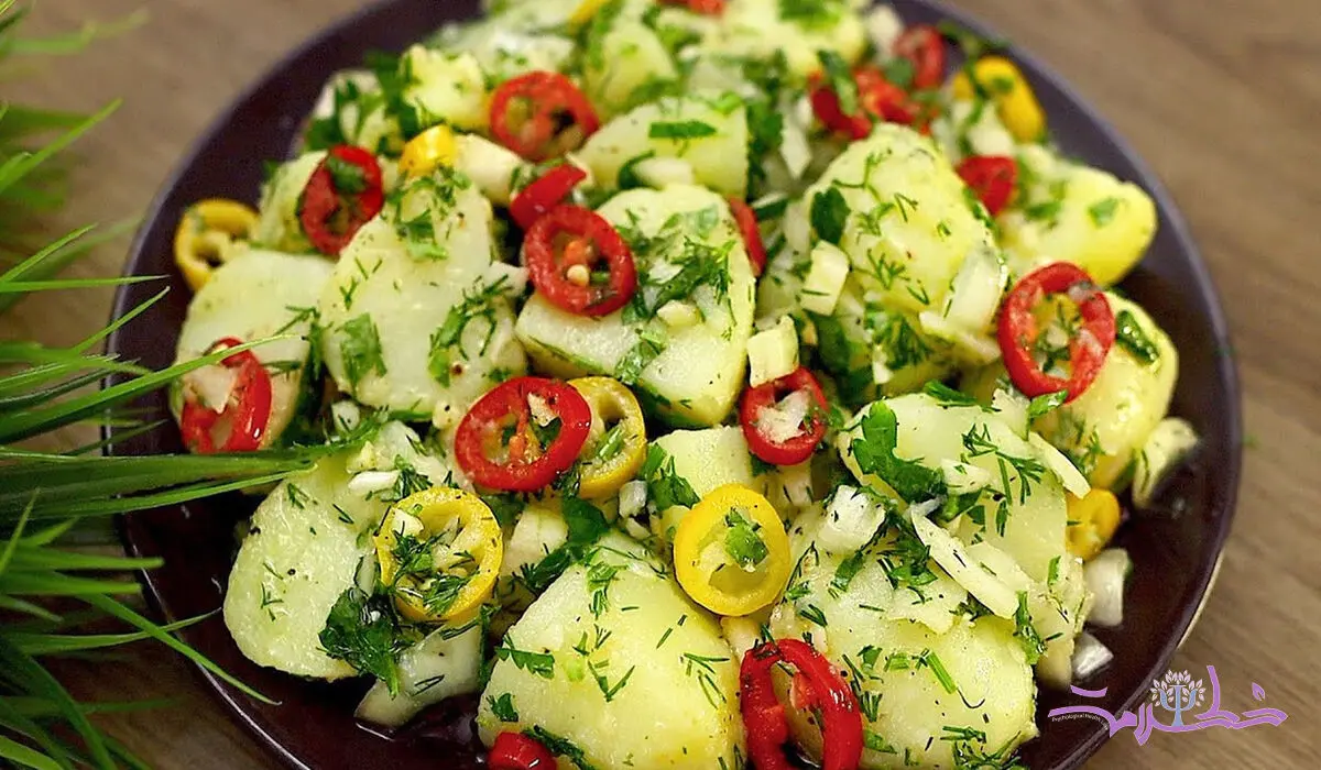 فیلم/ طرز تهیه سالاد سیب زمینی با سس مخصوص + بدون گوشت و ارزان 