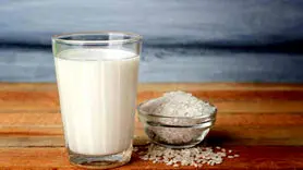 آیا نوشیدنی برنج جایگزین بهتری برای شیر گاو است؟ + طرز تهیه نوشیدنی برنج در خانه