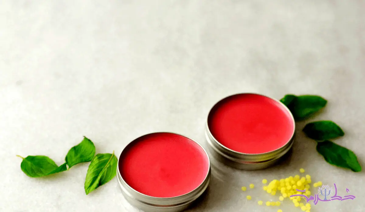 چگونه یک بالم لب رنگی در خانه درست کنیم؟