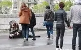 همه دیدند، اما کسی جلو نرفت؛ چرا در جمع منتظر می مانیم دیگری کمک کند؟