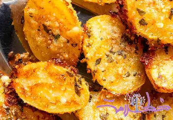 طرز تهیه سیب زمینی کریسپی پارمسانی با سس مخصوص