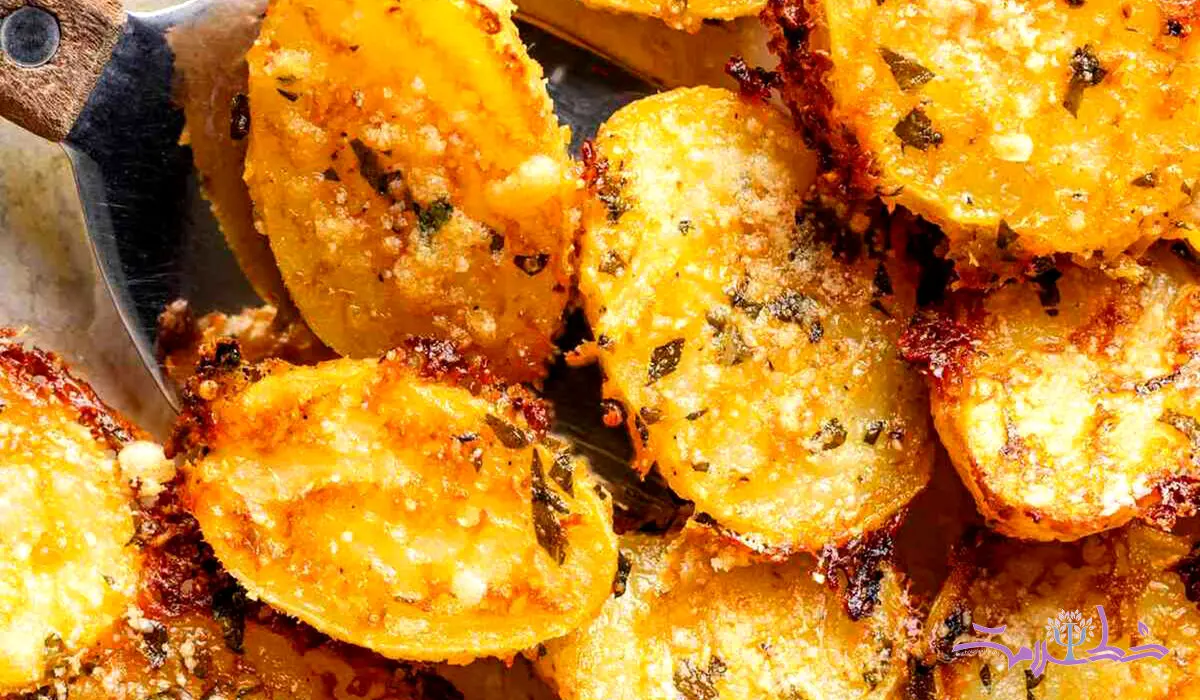 طرز تهیه سیب زمینی کریسپی پارمسانی با سس مخصوص