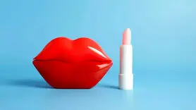 متخصصان می گویند تمام بالم لب های تان را دور بریزید + دلایل