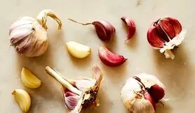 مقدار مجاز مصرف سیر بر اساس سن و سلامتی + با این داروها سیر نخورید!