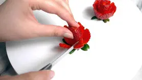 فیلم/ روش تهیه گل های جذاب با توت فرنگی