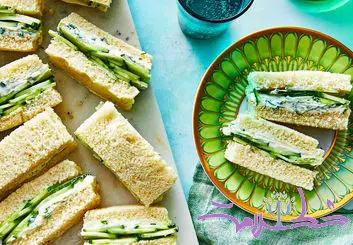 طرز تهیه ساندویچ چای خیار و پنیر خامه‌ای؛ خوشمزه، سبک و شیک!