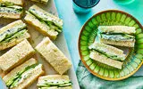 طرز تهیه ساندویچ چای خیار و پنیر خامه‌ای؛ خوشمزه، سبک و شیک!