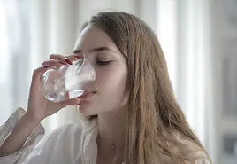 چرا برخی افراد بلافاصله بعد از نوشیدن آب نیاز به تخلیه مثانه دارند؟
