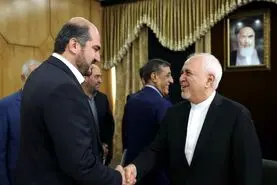 عکس خوش و بش ظریف و محسن منصوری در حاشیه تودیع و معارفه معاونین اجرایی سابق و فعلی رئیس جمهور