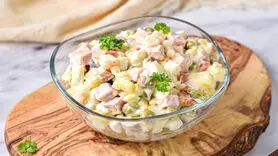 طرز تهیه سالاد جذاب و فوری سوسیس 