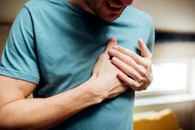 چرا اضطراب باعث تنگی در قفسه سینه می‌شود؟ + 4 راه برای خلاص شدن از شر آن