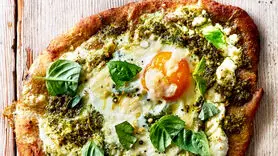 نان پیتزایی ویژه یک صبحانه پر و پیمان/فوری آماده می شود