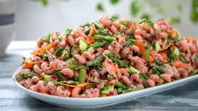 طرز تهیه سالاد چغندر با پاستا بدون گوشت/ شام رژیمی و فوری 